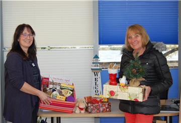 Ina Niestaedt (links) und Eleonore Gollenstede hoffen, dass viele Bürger bei dem umgekehrten Adventskalender in Brake mitmachen.