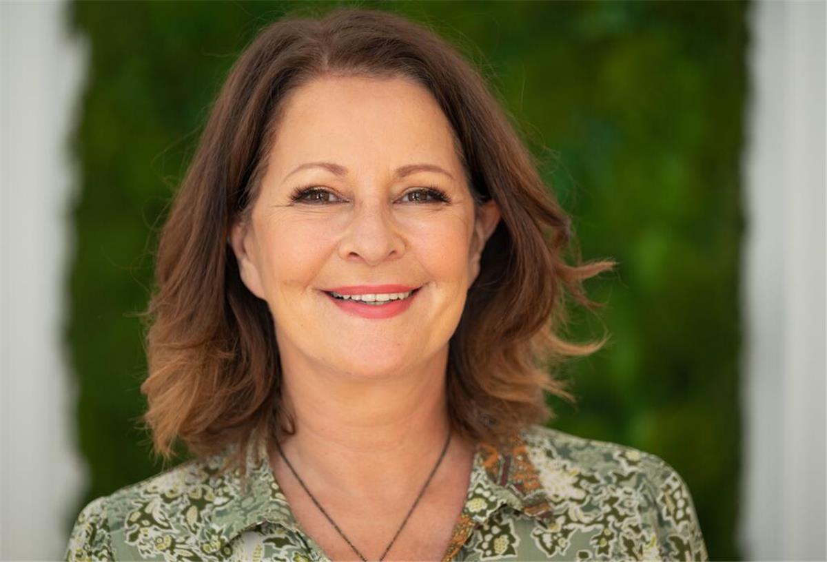 Stefanie Stahl, Psychologin und Autorin, lächelt bei einem Fototermin.