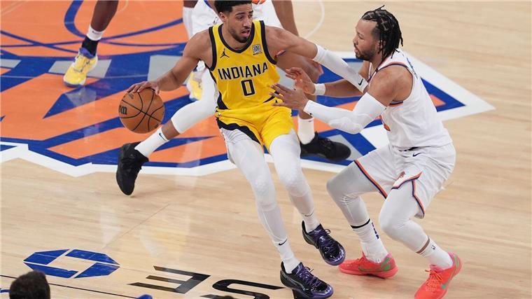Berauschender Sieg: New York wahrt Chance aufs NBA-Finale Indianas Tyrese Haliburton (l.) verlor das Duell der Star-Spielmacher klar gegen Jalen Brunson.