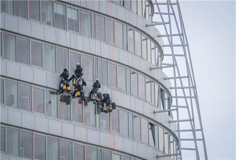 Industriekletterer reinigen die Scheiben am Atlantic Sail City Hotel