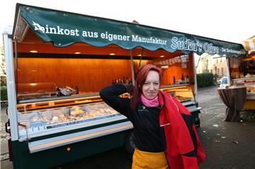 Ines Anker (36) verkauft Feinkost und Antipasti für Sudau‘s Olive. Sie setzt passenderweise voll auf das „Zwiebelprinzip“ mit möglichst vielen Schichten, das schütze am besten vor der Kälte. Nur die Finger blieben durch das Greifen in den Kühltresen leider eiskalt.