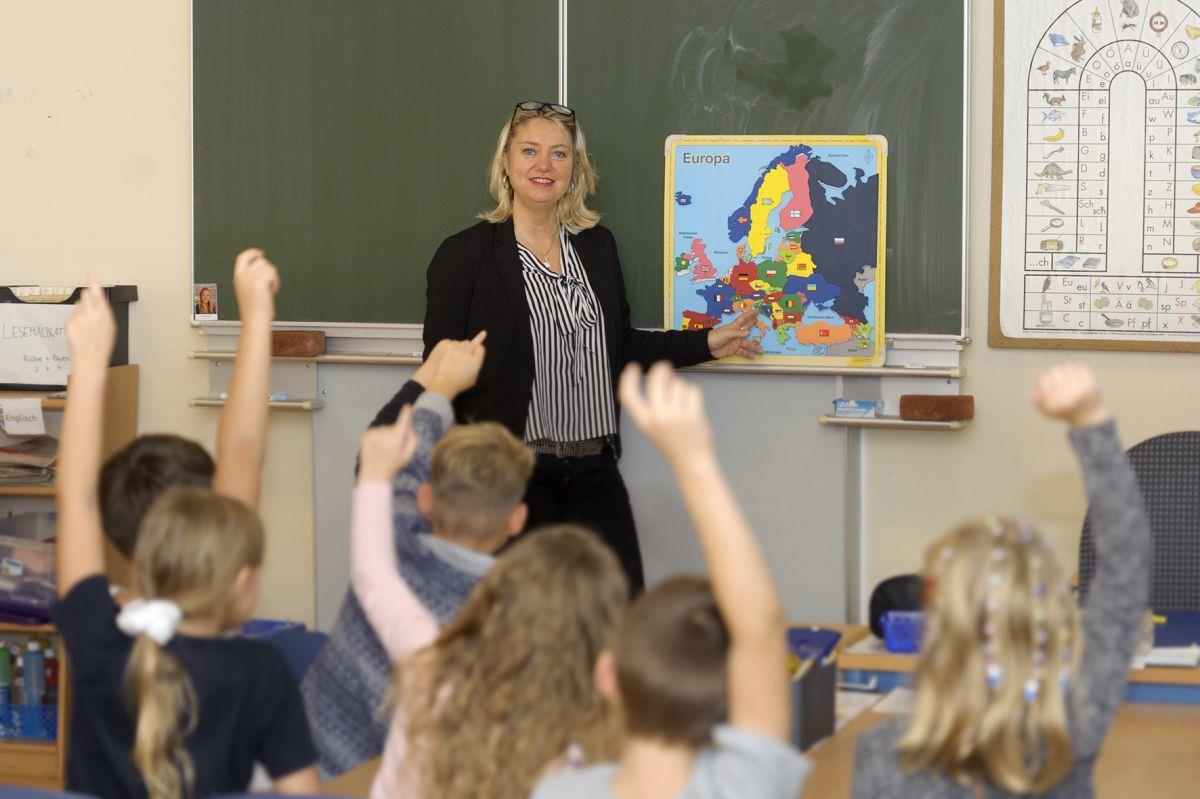 Ines Woyciniuk arbeitet als Grundschullehrerin an der Marktschule. Zu ihren Aufgaben gehören neben dem Unterrichten unter anderem viele Gespräche mit Eltern oder Schulpsychologen.