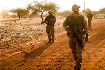 Infanteristen der Bundeswehr, auch aus Seedorf, schützen eigene Kräfte innerhalb und außerhalb des Feldlagers in Mali, gehen zudem auf Patrouille.