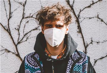 Influencer Fynn Kliemann präsentiert einen Mundschutz seiner Produktion.