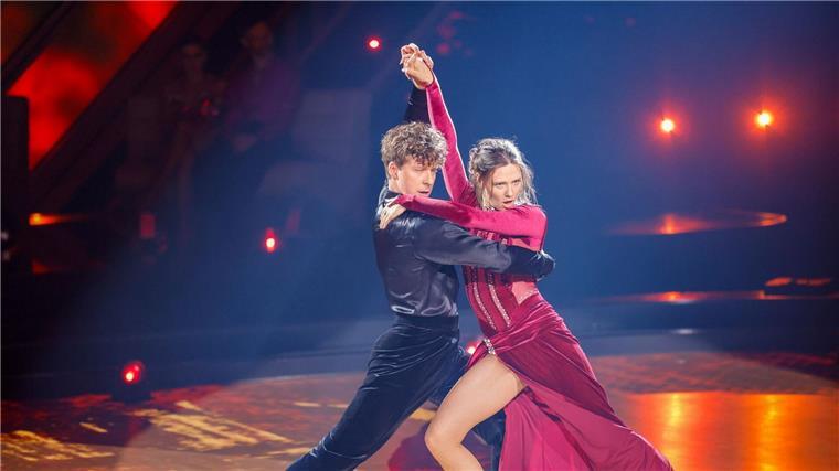 „Let’s Dance“: Bendixen raus, Kelly bleibt Topfavorit Influencerin Ann-Kathrin Bendixen und Profitänzer Valentin Lusin schieden aus der Sendung aus.