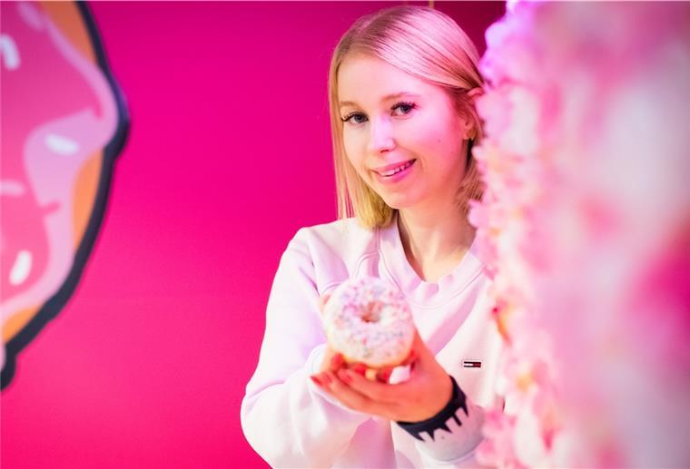 Das ist Bremerhavens erfolgreichste Food-Influencerin Influencerin Justine Schrader hat mit viel Disziplin abgenommen. Aber Donuts liebt sie immer noch. Wie schafft sie es, trotz der Kalorien-Bomben schlank zu bleiben?