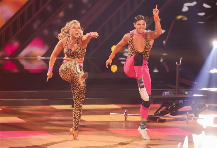 „Let’s Dance“: Erneut 30 Punkte - zwei Tanzpaare raus Influencerin Sophia Thiel und Profitänzer Alexandru Ionel tanzen einen Jive.