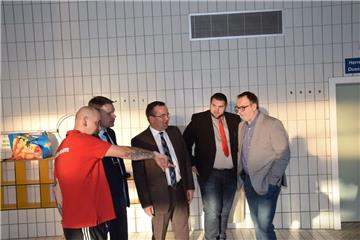 Informativer Rundgang im Zevener AquaFit (von links): Bad-Mitarbeiter Stefan von Glahn, der neue Samtgemeinde-Bürgermeister Henning Fricke, der niedersächsische Innenminister Boris Pistorius, und die Samtgemeinde-Ratsmitglieder Lukas Cordes und Michael Solty.