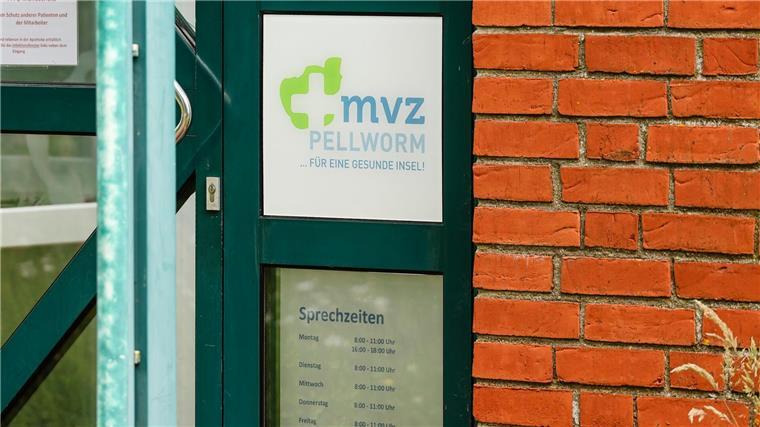 Pellworm bringt viel Geld für ärztliche Versorgung auf Infoschilder hängen am Eingang des Medizinischen Versorgungszenrums.