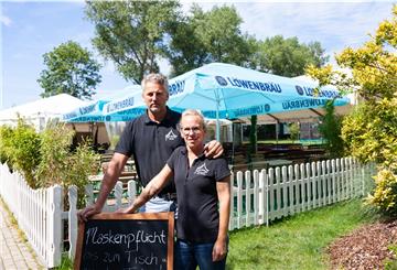 Inga und Sascha Semrau haben sich mit ihrem Cateringservice in Misselwarden auf Veranstaltungen spezialisiert. Weil fast alle Aufträge coronabedingt weggebrochen sind, haben sie kurzerhand einen Biergarten auf ihrem Privatgrundstück eröffnet.