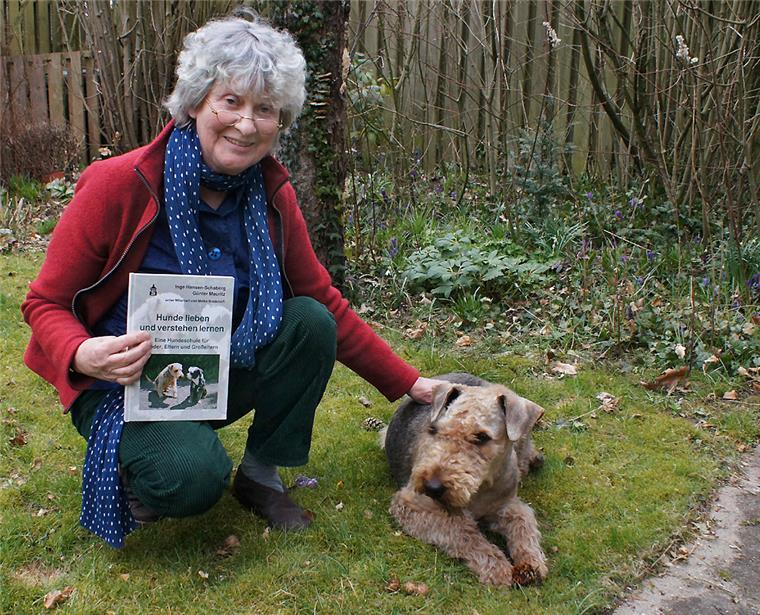 Umgang mit Vierbeinern: "Hunde lieben und verstehen lernen" Inge Hansen-Schaberg aus Rotenburg hat ein Buch über Vierbeiner geschrieben: "Hunde lieben und verstehen lernen". Der Hundetrainer Günter Mauritz half dabei mit seiner Expertise.