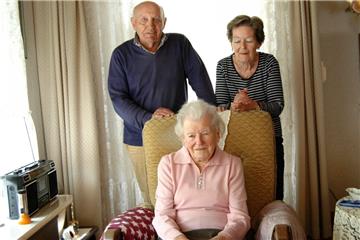 Ingeborg Fründt, mit 106 Jahren die älteste Zevenerin, feiert ihren Geburtstag unter anderem mit Tochter Renate und Schwiegersohn Arie.