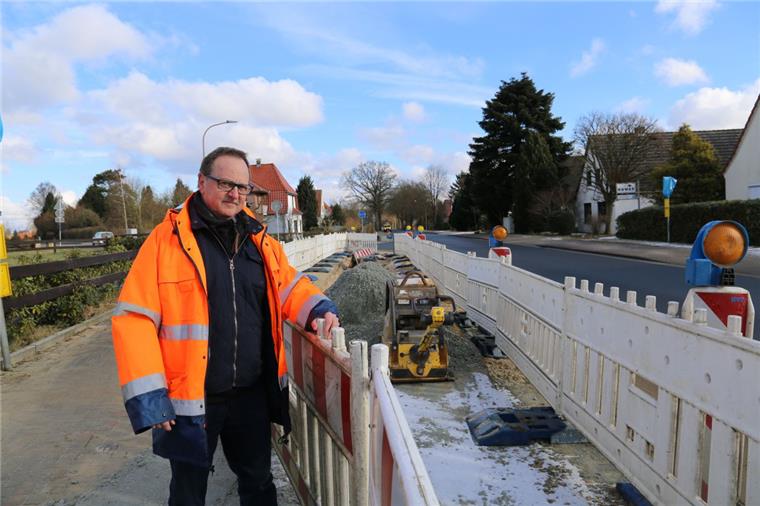 Stubben: Freie Fahrt nach heftigem Rohrbruch Ingenieur Helmut Scholz begleitet die Sanierung des Abwasserkanals in Stubben. Demnächst stehen die Pflasterarbeiten an.