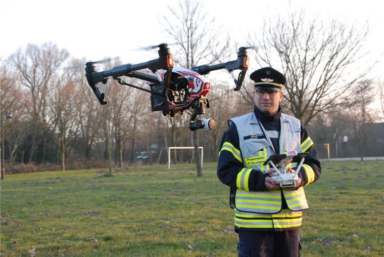Feuerwehr-Drohne überzeugt durch Aufklärung Ingo Graf ist nebenberuflich Abschnittsleiter Ost der Freiwilligen Feuerwehr in Nordleda. Der Fluglotse weiß auch, wie man eine Drohne steuert. Foto: Fixy