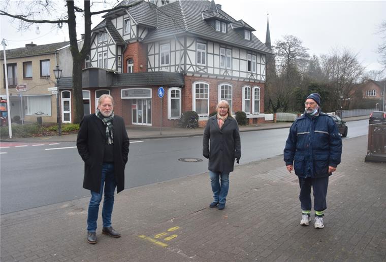 Grünes Licht für Bürgerbegehren Ingo Hillert, Andrea Burfeind und Ralf Egge (von links) setzen sich für den Erhalt der historischen Gebäude am Sittenser Marktplatz ein. Sie wollen die Bürger befragen und sammeln jetzt Unterschriften. In Kürze stehen die Listen im Internet zum Herunterladen bereit.