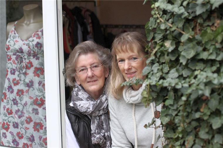Ingrid Augat (links) hat die Kleiderbörse in Wilstedt vor 20 Jahren mit begründet. Bettina Ellmers gehört zu den zehn Helferinnen, die die Einrichtung am Laufen halten. 