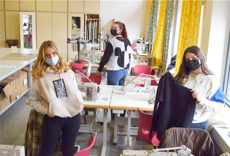 Bremerhaven: Isoliert im Distanz-Unterricht Ingrid Gorbunov, Jana Heil und Julienne Kebernik (von links) freuen sich, beim seltenen Präsenz-Unterricht zusammen sein zu dürfen.