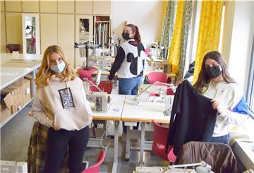 Ingrid Gorbunov, Jana Heil und Julienne Kebernik (von links) freuen sich, beim seltenen Präsenz-Unterricht zusammen sein zu dürfen. 