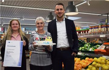 Ingrid Kruse (Mitte) hat 48 Jahre lang Vollzeit bei Aldi gearbeitet. Zum Abschied feierte sie mit Kollegin Snadra Hinrichs und Bezirksleiter Björn Walleit.