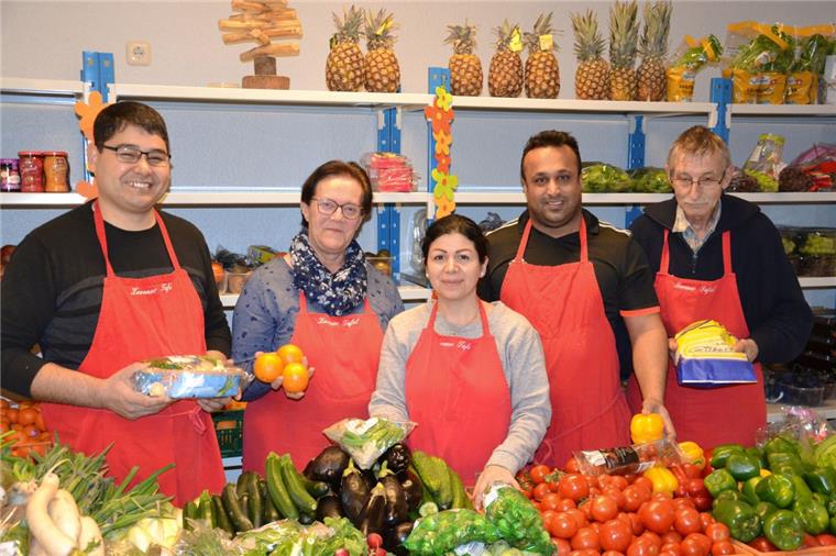 Die Zevener Tafel ist ihr Leben Ingrid Nieswandt (Zweite von links), Davod Arian (links), Marie Salimi, Mohammad Sharivat (Zweiter von rechts) und Bernhard Kuthan helfen gern. Sie sind Teil des etwa 30-köpfigen internationalen Teams Ehrenamtlicher, die in der Tafel und im benachbarten Warenhaus für einen reibungslosen Ablauf sorgen.