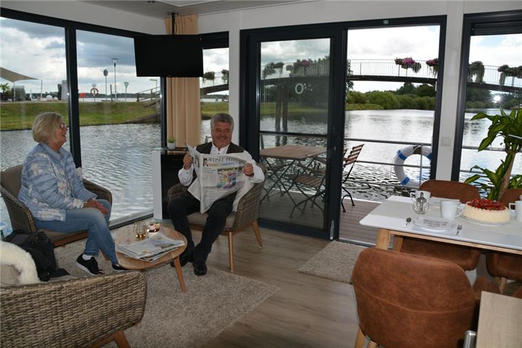 Ferienhausboot wird bei Seefest in Bad Bederkesa getauft Ingrid und Hans-Joachim Frost auf ihrem Hausboot, das bald an Feriengäste vermietet wird. Die Taufe ist am Sonntag.