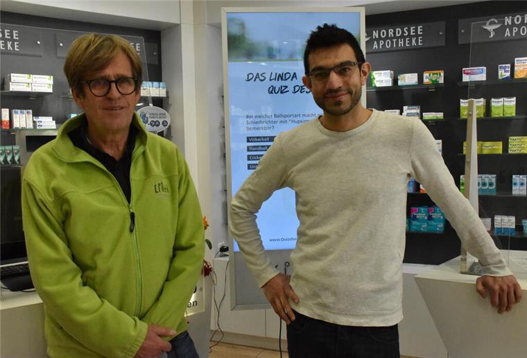 Mobin Tawakkul übernimmt zum 1. April die Nordsee-Apotheke von Bernd Graßnick zwei Männer vor einer Auslage in Apotheke