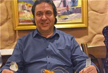 Der Inhaber Ciro Pezzolla vor einem Teller mit Spaghetti Frutti di Mare.