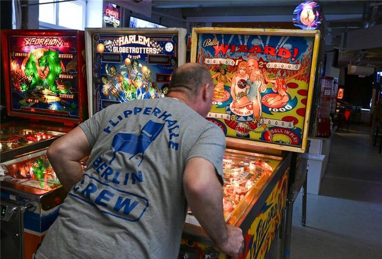 Das Comeback der Flipper-Automaten Inhaber Jörg Meißner macht seine Sammlung jedes Wochenende Besuchern zugänglich.