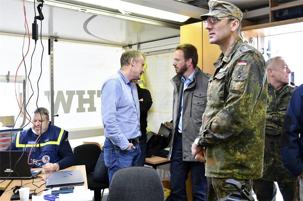 inige Entscheidungsträger aus dem Landkreis informierten sich während der Übung ...