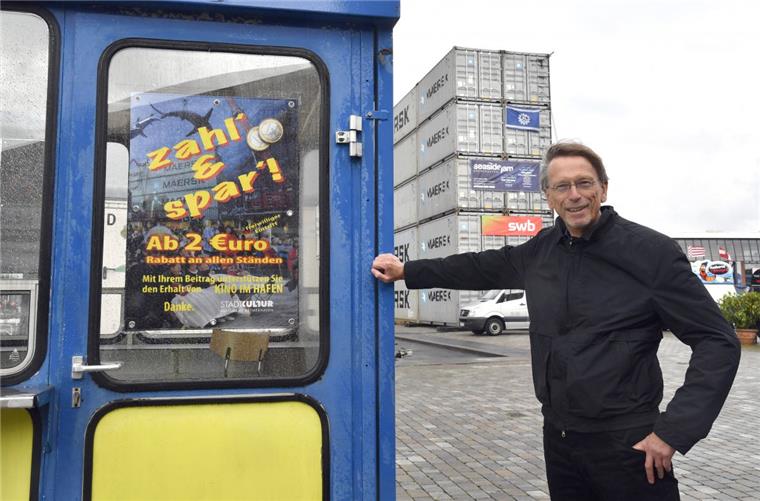 Bremerhavener Kino im Hafen in Finanznot: Veranstalter bittet um Spenden Initiator Bernd Glawatty hat für das "Kino im Hafen" Kassenhäuschen aufstellen lassen, an denen die Besucher einen freiwilligen Obolus zum Erhalt der Veranstaltung entrichten können.