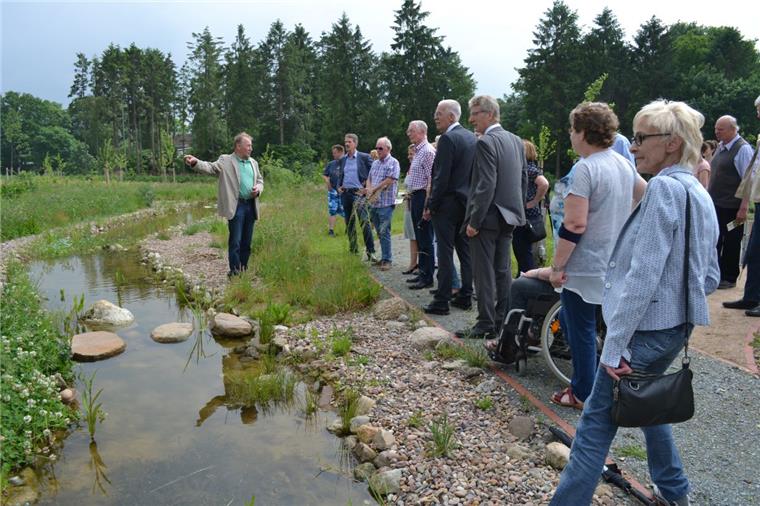 Initiator Fritz Beinker(links) präsentiert den Gästen bei der Einweihung den Kulturlandschaftsgarten in Geestenseth. Foto Hansen
