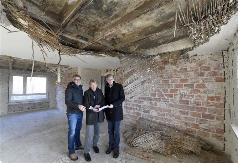Schluss mit Gammel-Immobilie: 24 neue Mietwohnungen für Lehe Innen siehts noch gruselig aus - doch die Stäwog (von links Projektleiter Markus Wickmann, Geschäftsführer Sieghard Lückehe und Architekt Wilke-Bernd Wiedenroth) saniert bis Herbst 24 Mietwohnungen an der Adolf-Butenandt-Straße 6 bis 10.
