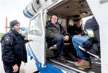 Innenminister Boris Pistorius sitzt in einem  Polizeihubschrauber.