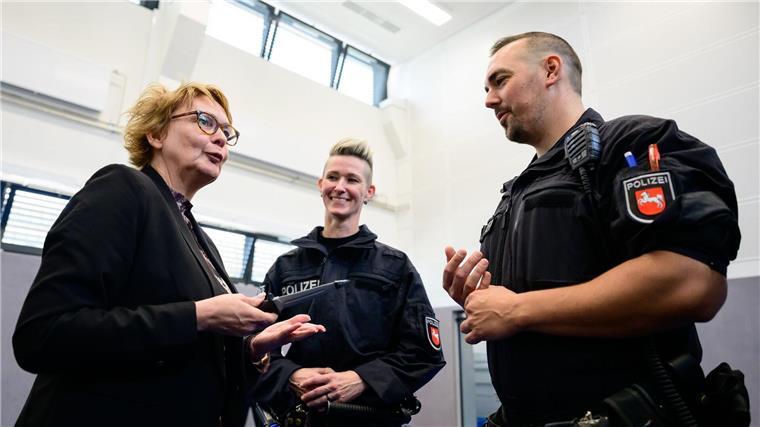 Innenministerin Behrens, hier mit einem Übungsmesser der Polizei, sieht veränderte Herausforderungen für die Sicherheitsbehörden. (Archivbild)