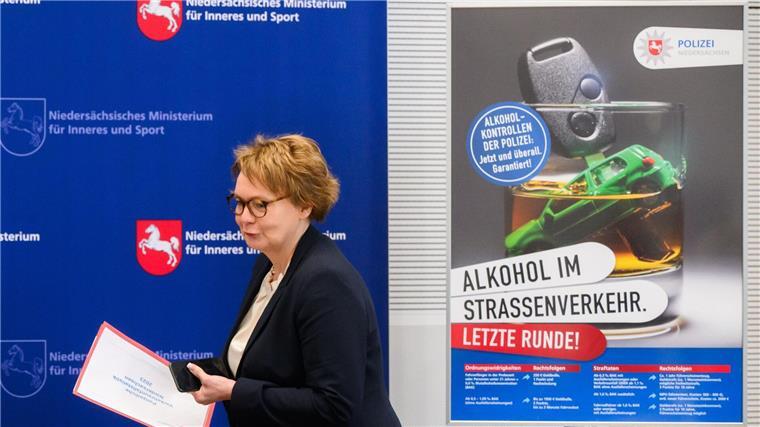 Mehr Verkehrstote in Niedersachsen Innenministerin Daniela Behrens kommt zur Pressekonferenz und steht neben einem Plakat zum Thema „Alkohol im Straßenverkehr“.