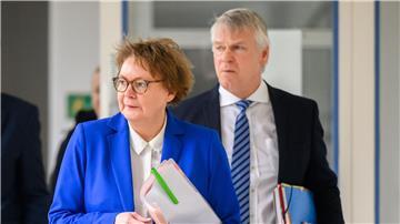Innenministerin Daniela Behrens und Landespolizeipräsident Axel Brockmann stellen die Kriminalstatistik 2024 vor. (Archivbild)
