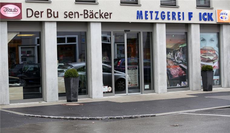 Bäckerei Bussen heißt "Busen" Innerhalb von drei Monaten haben Unbekannte in Bad Saulgau dreimal die Buchstaben S und R in den Namenschildern einer Bäckerei und einer benachbarten Metzgerei abgeschraubt und gestohlen.