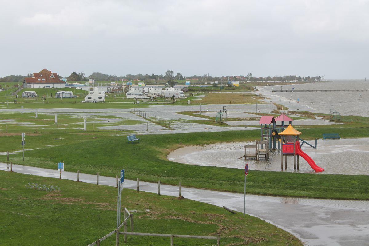 Sturmflut hinterlässt große Schäden auf Butjadinger Campingplätzen Innerhalb weniger Minuten lief der Campingplatz in Burhave voll. Fünf Mobilheime und fünf private Campingwagen wurden beschädigt.