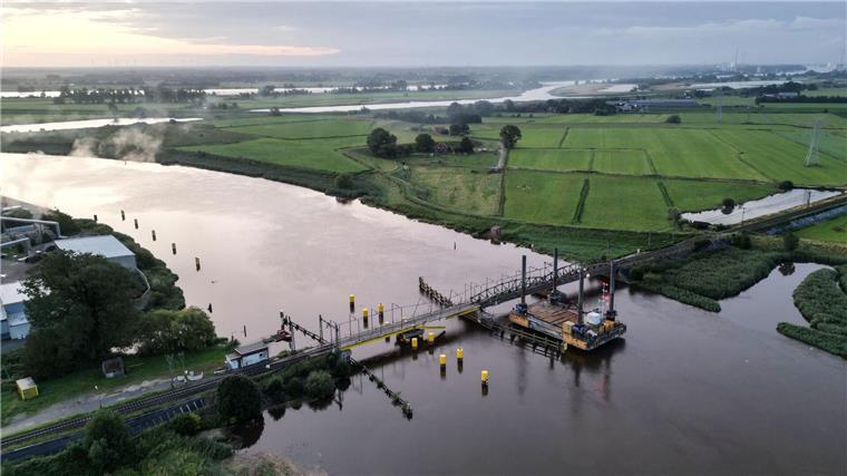 Innerhalb weniger Monate ist zum zweiten Mal ein Binnenschiff gegen die Eisenbahnbrücke in Elsfleth im Landkreis Wesermarsch gefahren und hat diese beschädigt. Der Unfall hat Auswirkungen auf niedersächsische Häfen.
