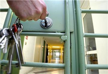 Ins Gefängnis muss ein 51 Jahre alter Mann. Er hatte Polizeibeamte beleidigt und angegriffen. Bewährung war für den Angeklagten nach der Vielzahl seiner Vorstrafen nicht mehr drin.