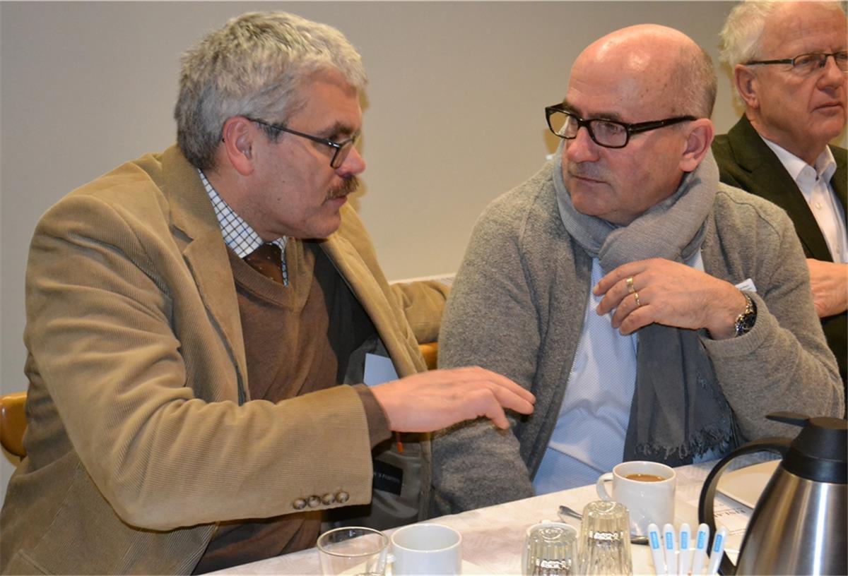 Ins Gespräch vertieft: Die Fraktionschefs der beiden großen Parteien im Beverstedter Rat, Bernd Beckmann (CDU, links) und Gerd Tienken (SPD). Foto Hansen