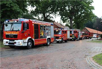 Insgesamt 17 Fahrzeuge aus Bremerhaven und dem Cuxland waren am Einsatz beteiligt.