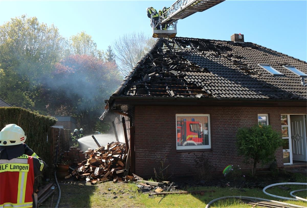 Insgesamt 30 Einsatzkräfte der Feuerwehren der Stadt Geestland waren an den Löscharbeiten in Langen beteiligt - und konnten Schlimmeres verhindern.
