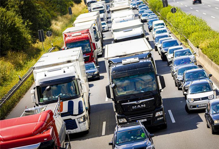 ADAC: 66.091 Staukilometer auf Niedersachsens Autobahnen in 2022 Fahrzeuge stauen sich auf der Autobahn 2
