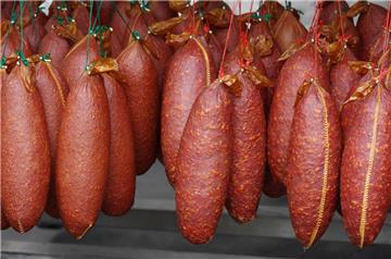 Insgesamt 46 Kilogramm Fleisch sollen acht Häftlinge eines Celler Gefängnisses aus der Knast-Küche geklaut und daraus Bratwürste und Mettenden für den privaten Gebrauch hergestellt haben.