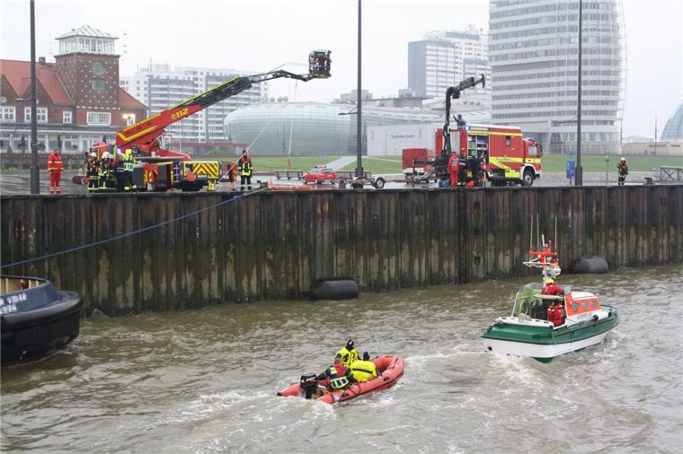 Großeinsatz an der Seebäderkaje - zum Glück nur eine Übung Insgesamt 48 Einsatzkräfte und Mitarbeiter mit acht schwimmenden Einheiten der verschiedenen Organisationen waren am Donnerstag am Übungseinsatz auf der Weser beteiligt.
