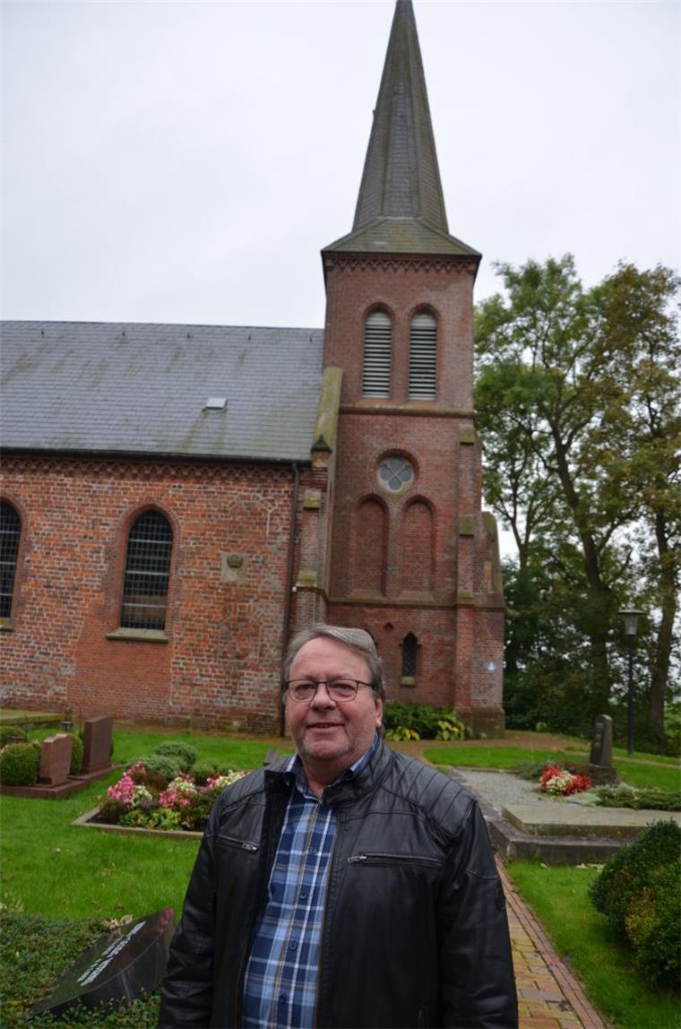 Hubert Helms kümmert sich seit 35 Jahren um die Kirchengemeinde Waddens Insgesamt kümmert sich Hubert Helms um 62 Hektar Kirchenland. Wenn auf den Grundstücken, wie hier rund um die St.-Marcellinus- und Petrus-Kirche etwas zu tun ist, packt er gerne auch selbst an.
