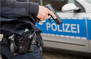 Insgesamt seien bei Razzien in Niedersachsen und Schlewswig-Holstein sechs Objekte durchsucht worden. Im Fokus standen Asylbewerber aus Syrien.