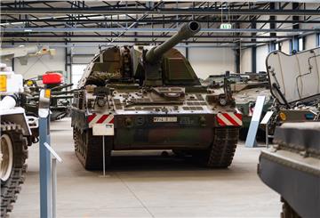 Eine Panzerhaubitze 2000 (kurz PzH 2000) steht im Deutschen Panzermuseum Munster.