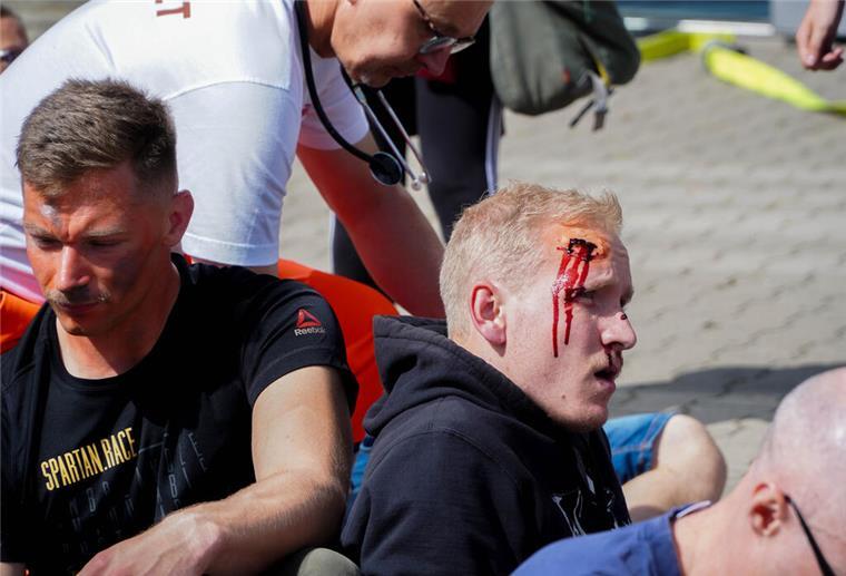 Feuerwehr Bremerhaven übt in der Eishalle den Ernstfall Johanna Geimer